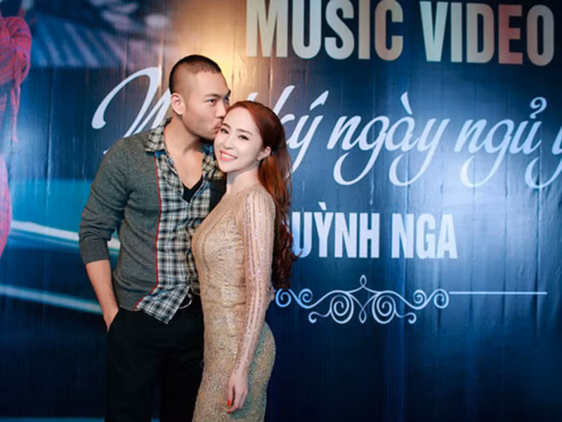 Cuối năm 2018, Quỳnh Nga gần như không chia sẻ hình ảnh bên chồng. Đến năm 2019, nữ ca sĩ mới thừa nhận ly hôn.