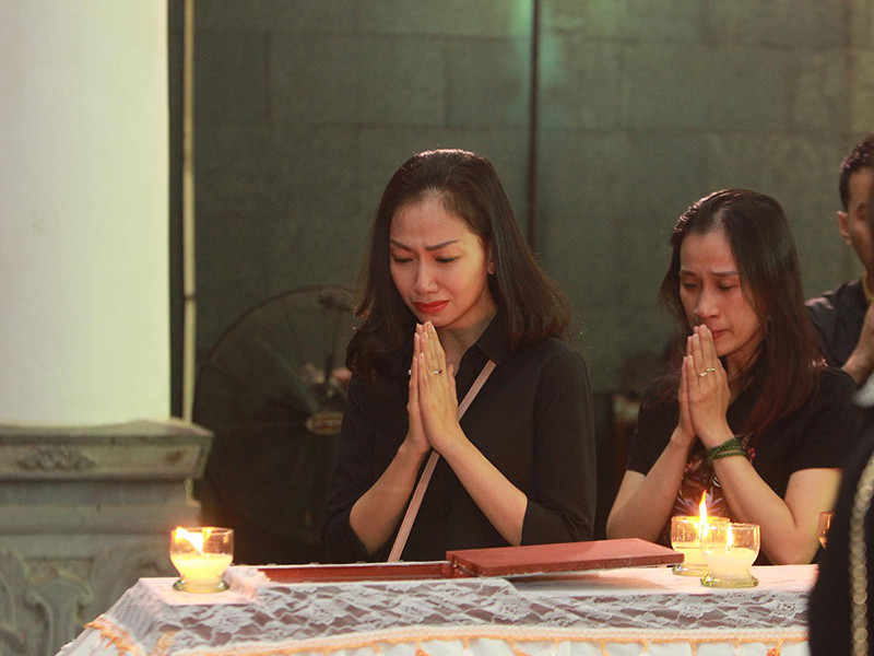 Những người đồng nghiệp của ca sĩ Tuấn Phương tại Nhà hát nghệ thuật đương đại Việt Nam nghẹn ngào khi đến tiễn đưa. Ảnh: Dân Việt