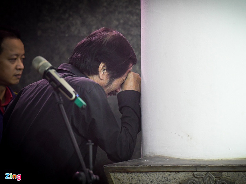 NSND Trần Bình - Nguyên Giám đốc Nhà hát nghệ thuật đương đại Việt Nam - đọc điếu văn, tưởng nhớ ca sĩ Tuấn Phương. Trong giây phút cuối cùng đưa tiễn, nghệ sĩ Trần Bình bật khóc. Ảnh: Zing