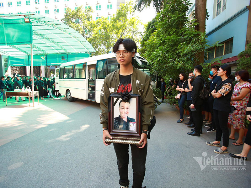 Lễ truy điệu ca sĩ Tuấn Phương diễn ra vào lúc 12h45 phút. Ảnh: Vietnamnet