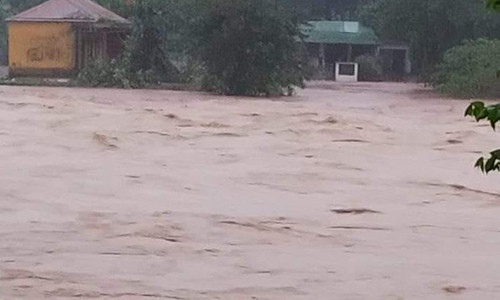 Quang Tri mat dien dien rong, gio giat manh va nuoc song dang dang