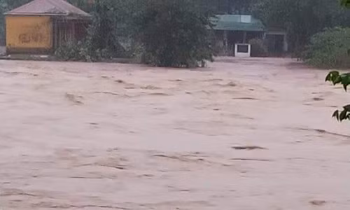 Quang Tri mat dien dien rong, gio giat manh va nuoc song dang dang