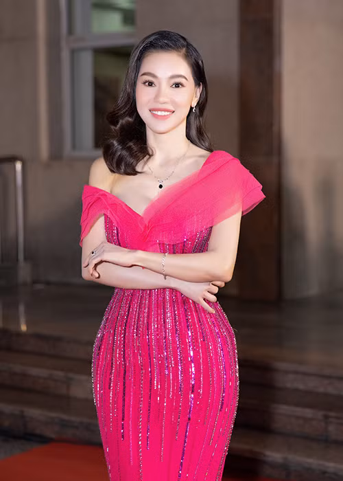 “Bà trùm hoa hậu” Phạm Kim Dung nổi bật với đầm hồng ánh tím cùng bộ trang sức 580 triệu.