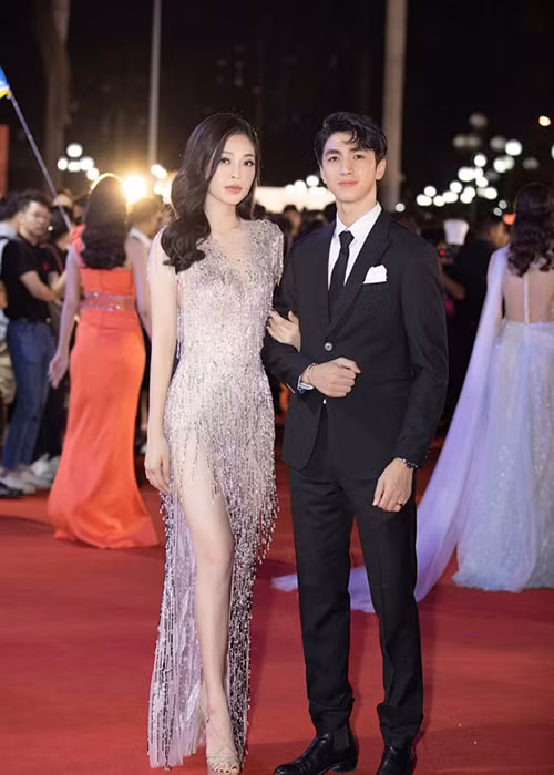 Trong khi hội chị em xuất hiện “lẻ bóng”, Á hậu Phương Nga lại sải bước đến thảm đỏ tay trong tay cùng bạn trai Bình An.