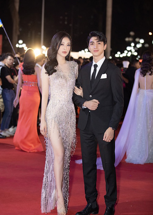 Trong khi hội chị em xuất hiện “lẻ bóng”, Á hậu Phương Nga lại sải bước đến thảm đỏ tay trong tay cùng bạn trai Bình An.