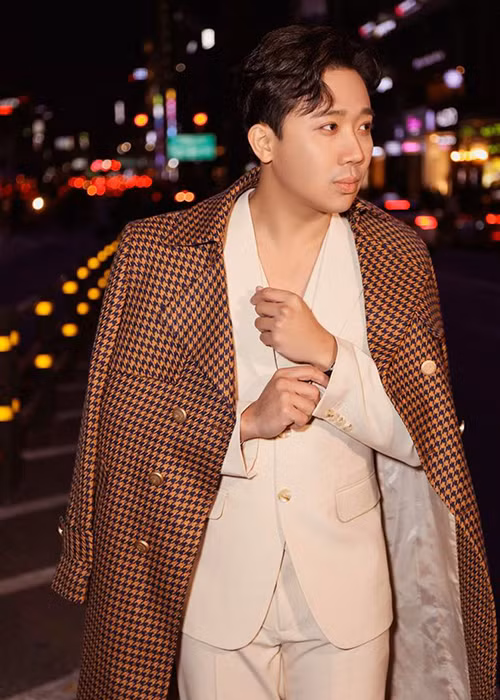 Cùng với Mỹ Lệ, Trấn Thành giúp đỡ bà con miền Trung. Anh ủng hộ 300 triệu đồng. Ngoài ra, Trấn Thành đang kêu gọi mạnh thường quân đóng góp. Sau 1 ngày nam MC thông báo nhận được 3,2 tỷ.