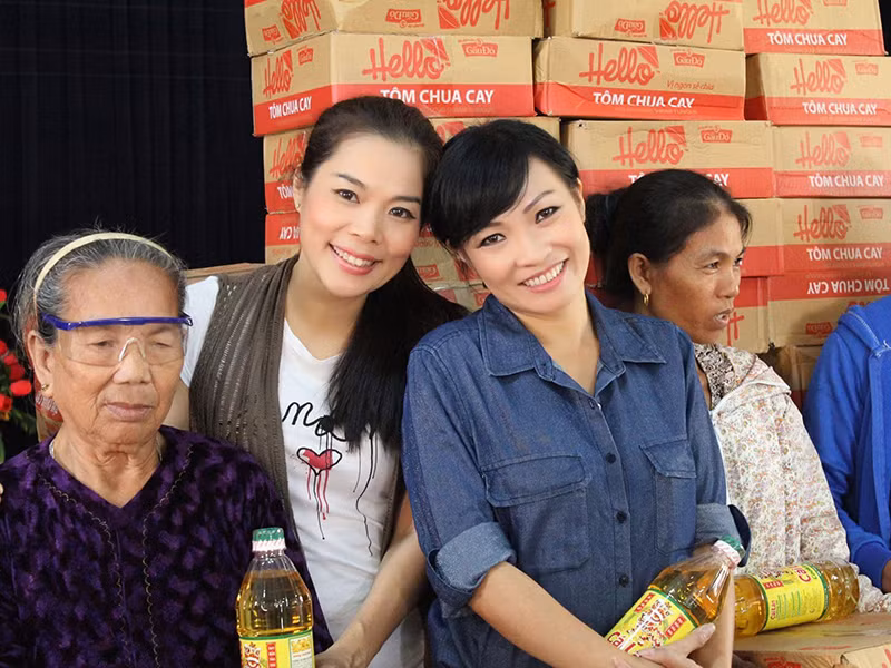 Thấu hiểu được những khó khăn của bà con vùng lũ, ngoài đứng lên kêu gọi mạnh thường quân, hàng loạt sao Việt ủng hộ miền Trung bằng tiền túi của mình. Một trong số đó là ca sĩ Mỹ Lệ (áo trắng). Số tiền quyên góp của cô và gia đình lên đến 500 triệu đồng.