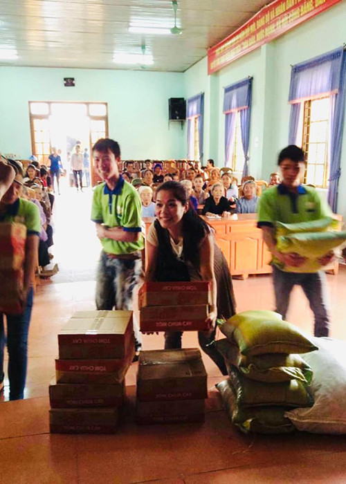 Mỹ Lệ chia sẻ: “Xót xa lắm, đau đớn lắm, xót đến quặn thắt ruột gan vì cả Huế lẫn Quảng Bình đều có ba mẹ, gia đình, bà con nội ngoại ở đó, rồi thầy cô, bạn bè, người dân đang kiên cường chống chọi với bão lũ”.