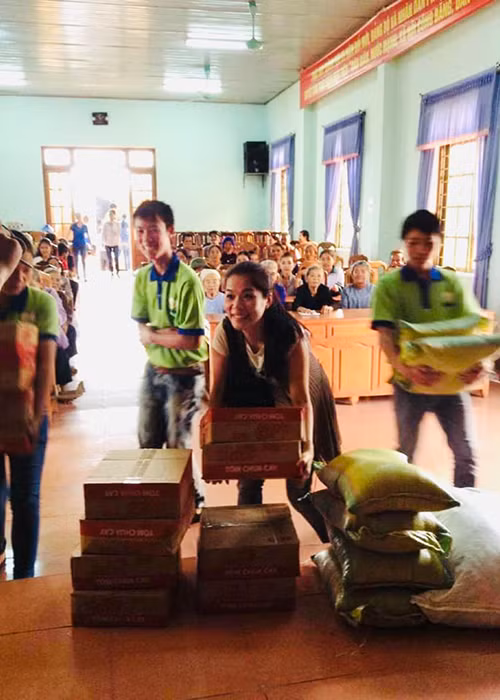 Mỹ Lệ chia sẻ: “Xót xa lắm, đau đớn lắm, xót đến quặn thắt ruột gan vì cả Huế lẫn Quảng Bình đều có ba mẹ, gia đình, bà con nội ngoại ở đó, rồi thầy cô, bạn bè, người dân đang kiên cường chống chọi với bão lũ”.