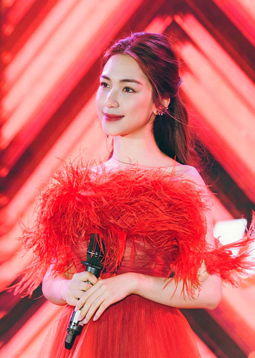 Hòa Minzy chia sẻ: “Ảnh hưởng mùa dịch nên ai cũng khó khăn về kinh tế nhưng dù sao Hoà cũng cảm thấy bản thân mình còn may mắn hơn rất nhiều người. Chưa kể vừa rồi phải nhờ Huế. Huế đã thật đẹp và ủng hộ ê-kíp thì Hoà mới hoàn thành và ra mắt thành công MV. Nhìn những hình ảnh đau lòng mấy hôm nay mà lòng mình thật sự không chịu được”.