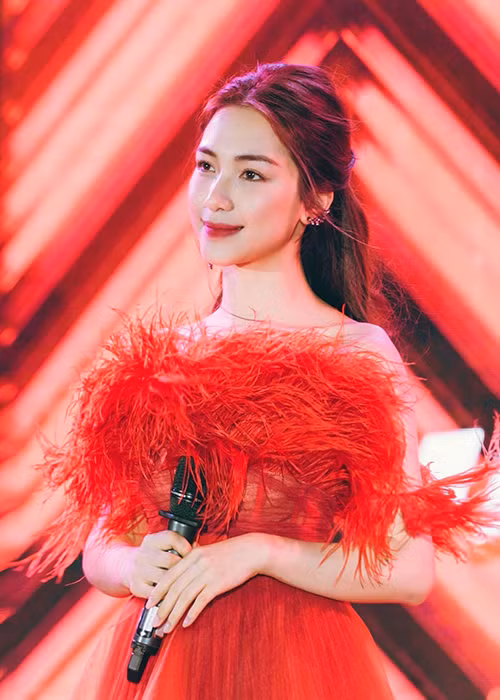 Hòa Minzy chia sẻ: “Ảnh hưởng mùa dịch nên ai cũng khó khăn về kinh tế nhưng dù sao Hoà cũng cảm thấy bản thân mình còn may mắn hơn rất nhiều người. Chưa kể vừa rồi phải nhờ Huế. Huế đã thật đẹp và ủng hộ ê-kíp thì Hoà mới hoàn thành và ra mắt thành công MV. Nhìn những hình ảnh đau lòng mấy hôm nay mà lòng mình thật sự không chịu được”.