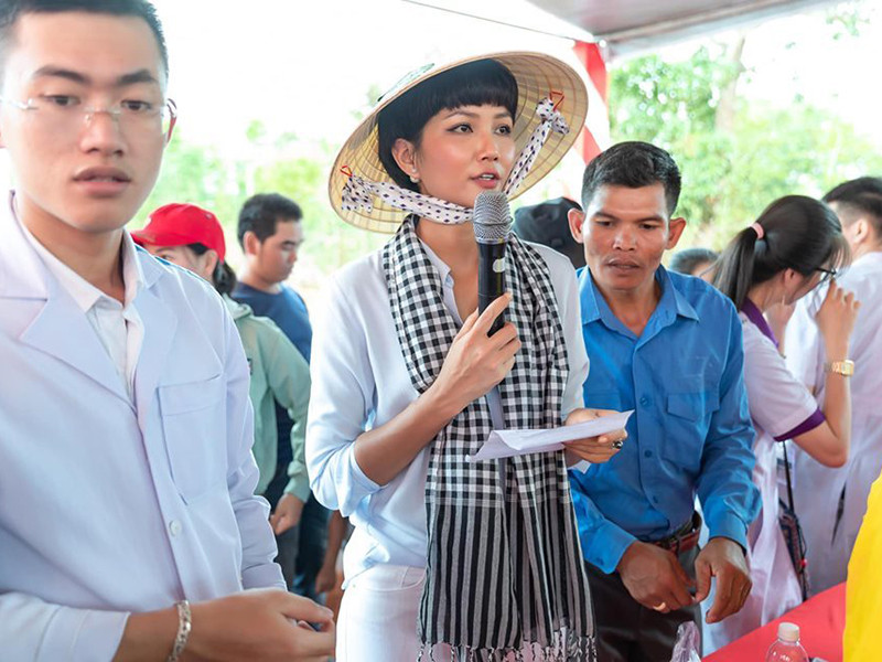 “Thương lắm miền Trung ơi! Nhìn những hình ảnh này, Hen thật sự rất xót xa của ít lòng nhiều, chị em Hen quyết định sẽ ủng hộ tấm lòng và tình cảm của mình để hướng về miền Trung ruột thịt”, H’hen Niê chia sẻ. Ảnh: Vietnamnet