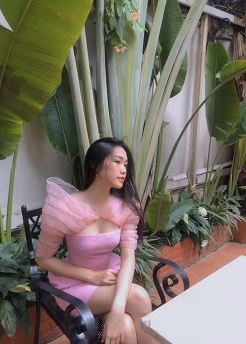 Ngoài giờ học tập, 10X làm người mẫu cho một số thương hiệu thời trang.