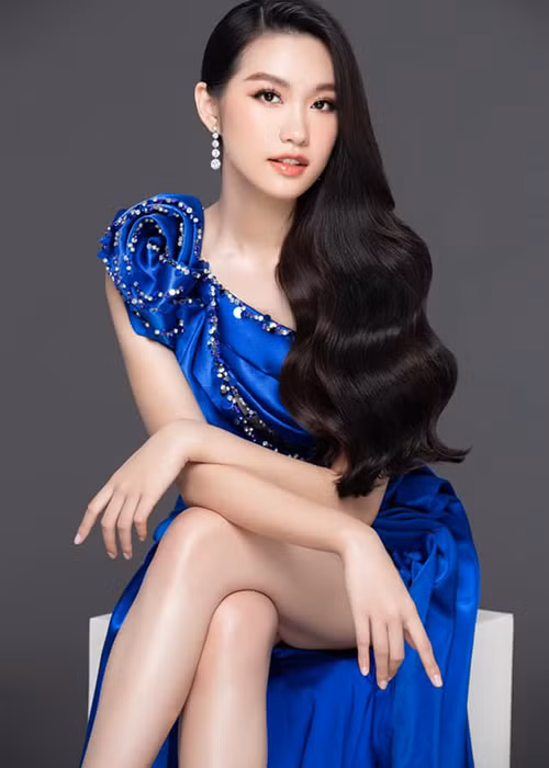 Bản sao Nhã Phương gợi cảm với đầm xẻ tà cao.