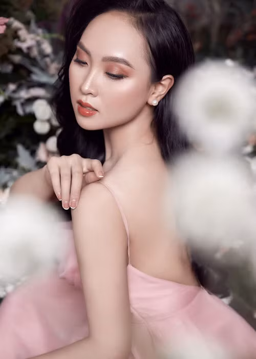 Sau khi bị loại khỏi Hoa hậu Việt Nam 2020, Diệu Ngân tung bộ ảnh khoe vẻ đẹp ngọt ngào, gợi cảm.