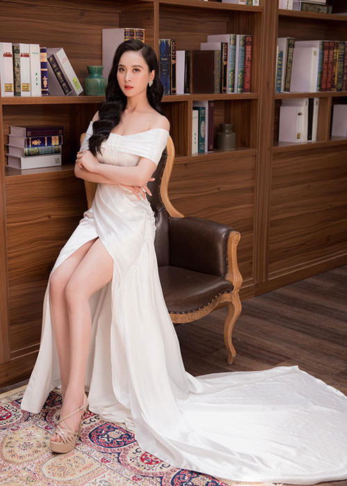 Cô nhận được những lời mời chụp ảnh nhờ kinh nghiệm và lợi thế ngoại hình.