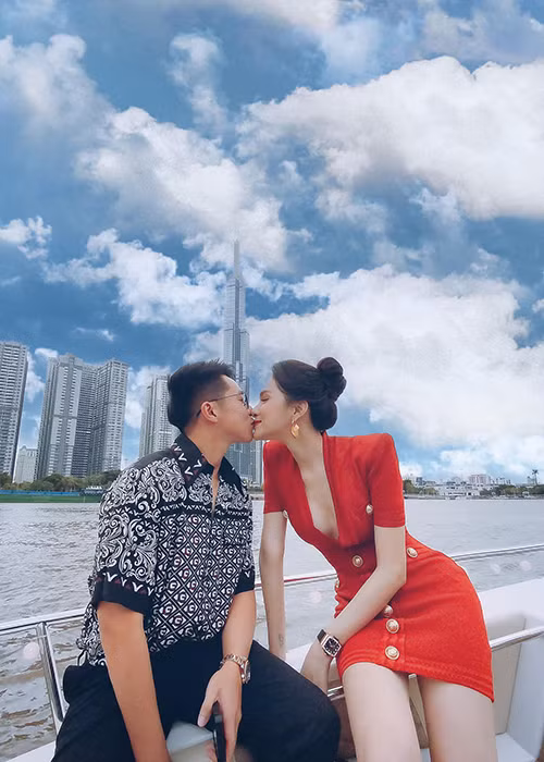 Tưởng chừng Hương Giang sẽ chia tay Matt Liu thì cả hai vẫn nắm tay nhau vượt "giông bão".