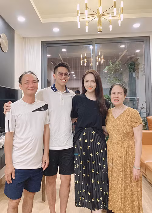 CEO Matt Liu ra mat gia dinh Huong Giang, fan cho tin vui