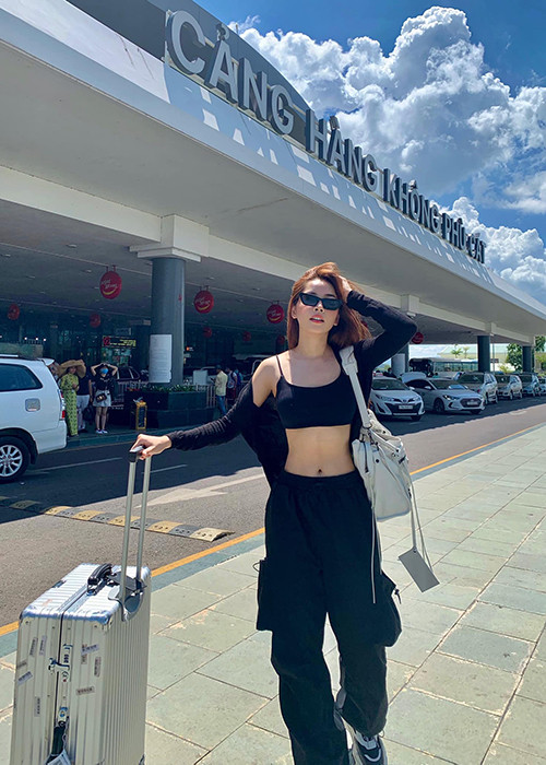 Chi Pu xuất hiện với vẻ ngoài chỉn chu khi đi diễn hay ở đời thường.