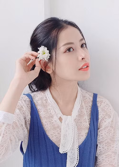 Gắn liền với hình ảnh gợi cảm, giọng ca "Anh ơi ở lại" có những khi bất ngờ kín đáo.