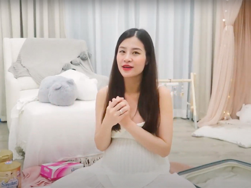 Ngoài tậu căn hộ mới, Đông Nhi và Ông Cao Thắng còn chuẩn bị cho công chúa nhỏ căn phòng riêng có gam màu trắng chủ đạo với giường theo phong cách công chúa cực xinh xắn.