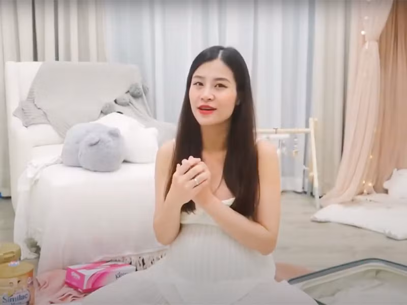 Ngoài tậu căn hộ mới, Đông Nhi và Ông Cao Thắng còn chuẩn bị cho công chúa nhỏ căn phòng riêng có gam màu trắng chủ đạo với giường theo phong cách công chúa cực xinh xắn.