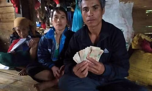 Phat hien tien trong quan ao cu, gia dinh ngheo tim cach tra lai