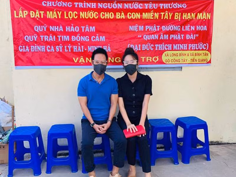 Bà xã của Lý Hải chia sẻ câu chuyện một em nhỏ dành tiền ăn sáng (10 nghìn đồng) cho bà con miền Trung khiến cô cảm động vì tấm lòng biết thương yêu người khác của bé rất đáng quý.