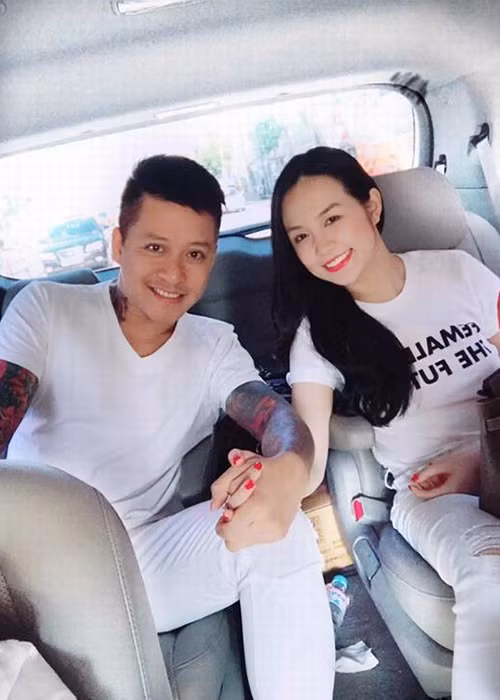 Thu Hương cũng là mỹ nhân Việt chiều chồng hết mức. Vào dịp sinh nhật của Tuấn Hưng, cô mua tặng điện thoại Vertu trị giá 100 triệu đồng.