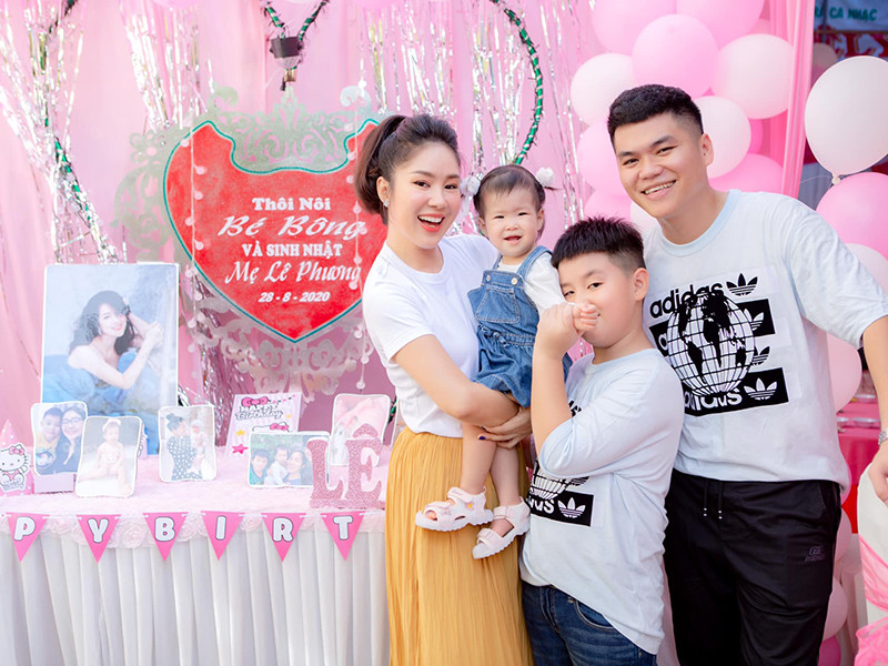 Dịp sinh nhật Trung Kiên, Lê Phương tậu xe hơn 1 tỷ đồng để làm quà cho ông xã kém tuổi.