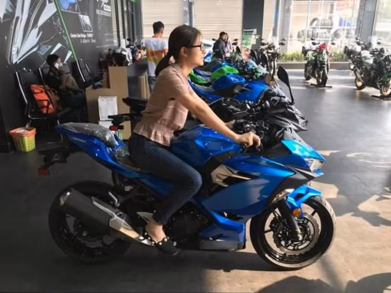 Để kỷ niệm 2 năm kết hôn vào đầu năm 2018, Vân Trang bỏ ra 150 triệu đồng để mua cho ông xã chiếc xe mô tô phân khối lớn.