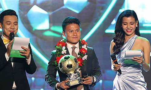 Tường Vy lại bị ném đá vì kém duyên khi làm MC. Hồi tháng 12/2018, tại lễ trao giải Quả Bóng Vàng 2018, cô cùng Thiên Vũ bắt các khách mời dự đoán người chiến thắng. Ảnh: Tiền Phong