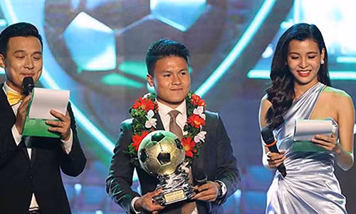 Tường Vy lại bị ném đá vì kém duyên khi làm MC. Hồi tháng 12/2018, tại lễ trao giải Quả Bóng Vàng 2018, cô cùng Thiên Vũ bắt các khách mời dự đoán người chiến thắng. Ảnh: Tiền Phong