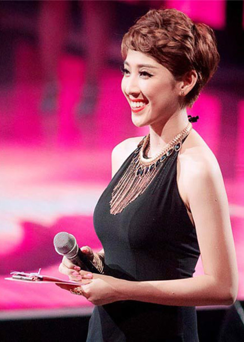 Ở một liveshow khác, Yumi Dương lại vô tư hỏi thí sinh Diễm Hương: “Chắc mẹ bạn đang ngồi xem trước truyền hình" mà không biết mẹ của thí sinh này đã qua đời. Ảnh: Khám phá