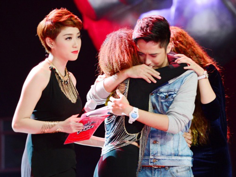 Làm MC Giọng hát Việt, Yumi Dương không ít lần lỡ lời. Cô từng nói: "Quý vị có thể dành một tràng pháo tay để ủng hộ cho các thí sinh cũng như để chia sẻ tình cảm với đồng bào bị cơn bão đi qua được không?”. Ảnh: Người lao động