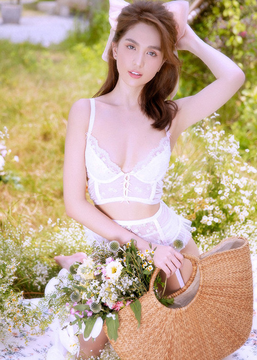 Ngọc Trinh tỏ ra ngây thơ, thẳng thắn, thật thà trong từng câu nói, tạo cho đại gia cảm giác muốn được chăm sóc và che chở cho cô.