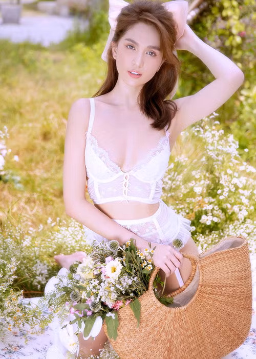 Ngọc Trinh tỏ ra ngây thơ, thẳng thắn, thật thà trong từng câu nói, tạo cho đại gia cảm giác muốn được chăm sóc và che chở cho cô.