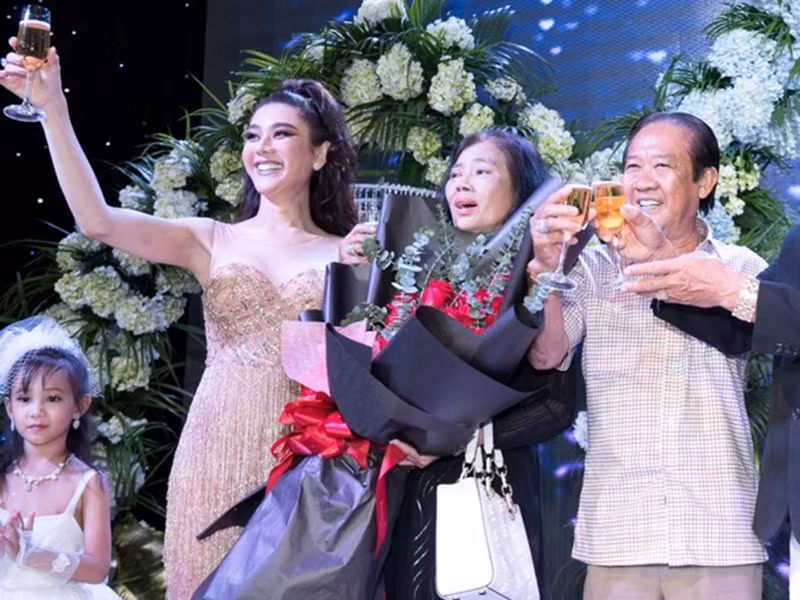 Ngày về nhà chồng, Lâm Khánh Chi được bố mẹ đẻ tặng một căn nhà ở quận 4 (TP.HCM) và một chiếc xe hơi. Ảnh: Yan