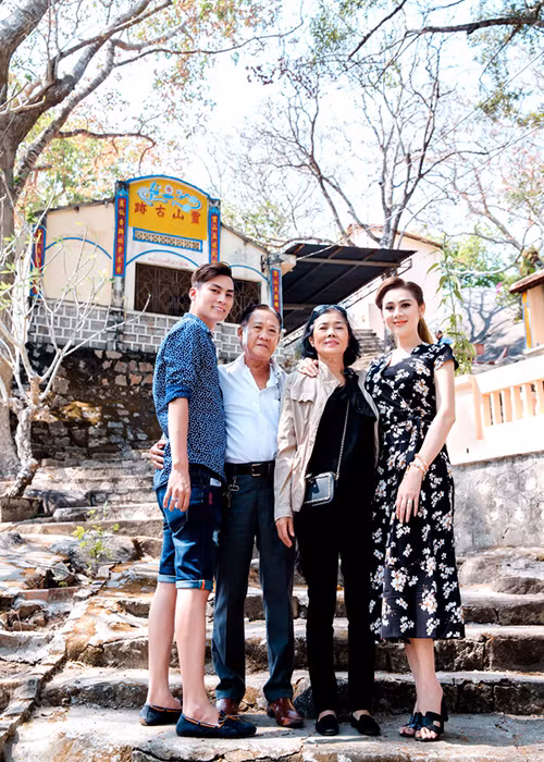 Khi Lâm Khánh Chi quyết định chuyển giới, bố mẹ của cô phản đối rất gay gắt vì sợ con bị giảm tuổi thọ do phẫu thuật.