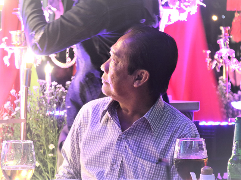 Lâm Khánh Chi cho biết, bố mẹ không trách móc, không chửi bới hay bắt ép cô phải sống đúng với vẻ ngoài là nam giới. Trái lại, bố mẹ càng thương nữ ca sĩ chuyển giới nhiều hơn. Ảnh: Dân Việt