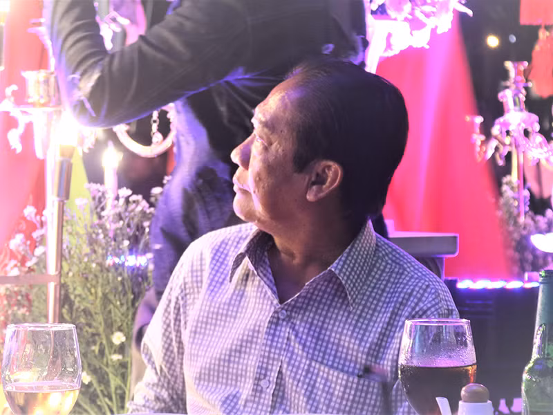 Lâm Khánh Chi cho biết, bố mẹ không trách móc, không chửi bới hay bắt ép cô phải sống đúng với vẻ ngoài là nam giới. Trái lại, bố mẹ càng thương nữ ca sĩ chuyển giới nhiều hơn. Ảnh: Dân Việt