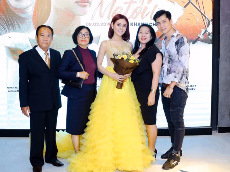 Trong cuộc phỏng vấn với Đời sống Plus, Lâm Khánh Chi từng kể mẹ của cô biết cô không phải là con trai từ lúc cô mới bắt đầu học cấp 2. Vì thương Lâm Khánh Chi, mẹ của cô vẫn giữ im lặng. Ảnh: Đất Việt