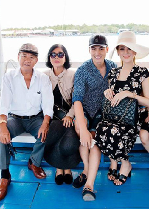 Trước ca phẫu thuật thành công của Lâm Khánh Chi, mẹ của cô đã rơi nước mắt. Những ngày sau đó, bố mẹ của Lâm Khánh Chi luôn ở bên, chăm sóc, động viên nữ ca sĩ.