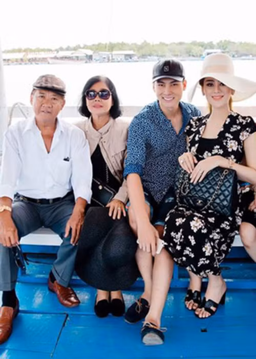 Trước ca phẫu thuật thành công của Lâm Khánh Chi, mẹ của cô đã rơi nước mắt. Những ngày sau đó, bố mẹ của Lâm Khánh Chi luôn ở bên, chăm sóc, động viên nữ ca sĩ.