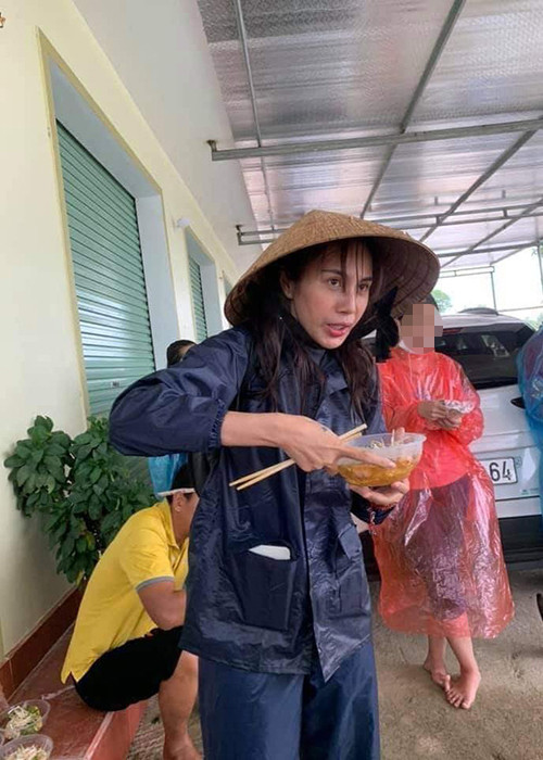 Gần đây, hình ảnh Thủy Tiên ăn vội trong đợt đầu từ thiện ở miền Trung gây xúc động.