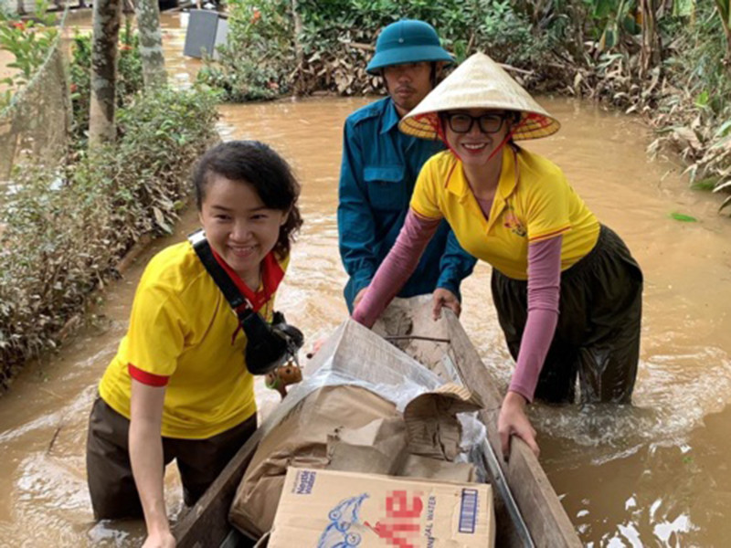 Giống nhiều sao Việt khác, Trang Trần cũng lội nước đi từ thiện.