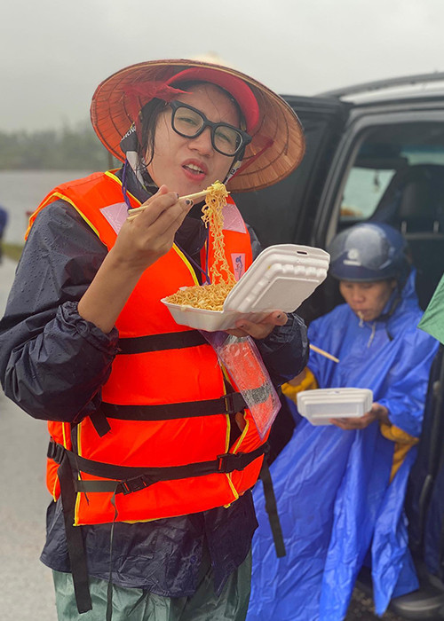 Cựu người mẫu tranh thủ ăn mì tôm trước khi trở lại việc cứu trợ.