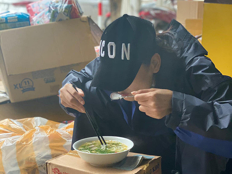 Không chỉ ca sĩ Thủy Tiên, Lê Thúy cũng phải ăn vội khi đi từ thiện.