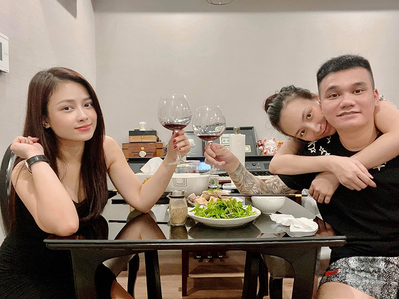 "Gia đình tôi trước đây sống tại TP.HCM, mới chuyển về Hà Nội được vài tháng nên vẫn chưa thuê được người giúp việc. Gần đây, tôi trở thành ô sin bất đắc dĩ. Vì vợ nghén nên tôi đi chợ, nấu cơm, dọn dẹp nhà cửa và chăm sóc Thảo mỗi ngày. Chỉ mong sớm tìm được người giúp việc để Thảo bớt vất vả khi mang bầu”, Khắc Việt chia sẻ.