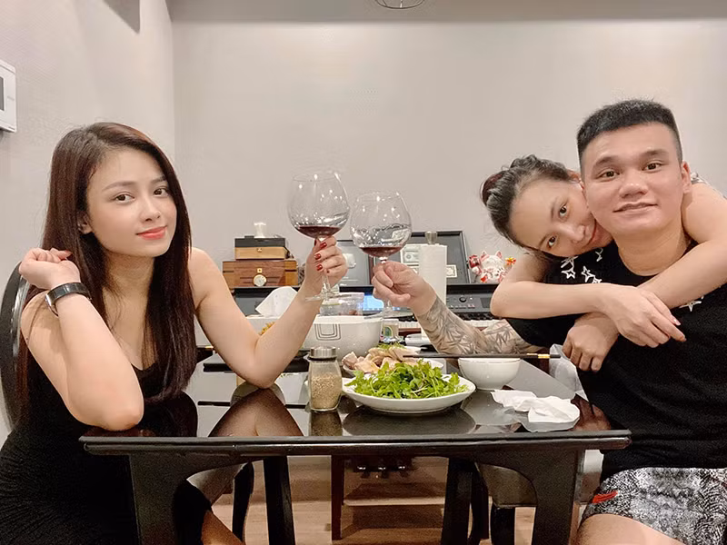 "Gia đình tôi trước đây sống tại TP.HCM, mới chuyển về Hà Nội được vài tháng nên vẫn chưa thuê được người giúp việc. Gần đây, tôi trở thành ô sin bất đắc dĩ. Vì vợ nghén nên tôi đi chợ, nấu cơm, dọn dẹp nhà cửa và chăm sóc Thảo mỗi ngày. Chỉ mong sớm tìm được người giúp việc để Thảo bớt vất vả khi mang bầu”, Khắc Việt chia sẻ.